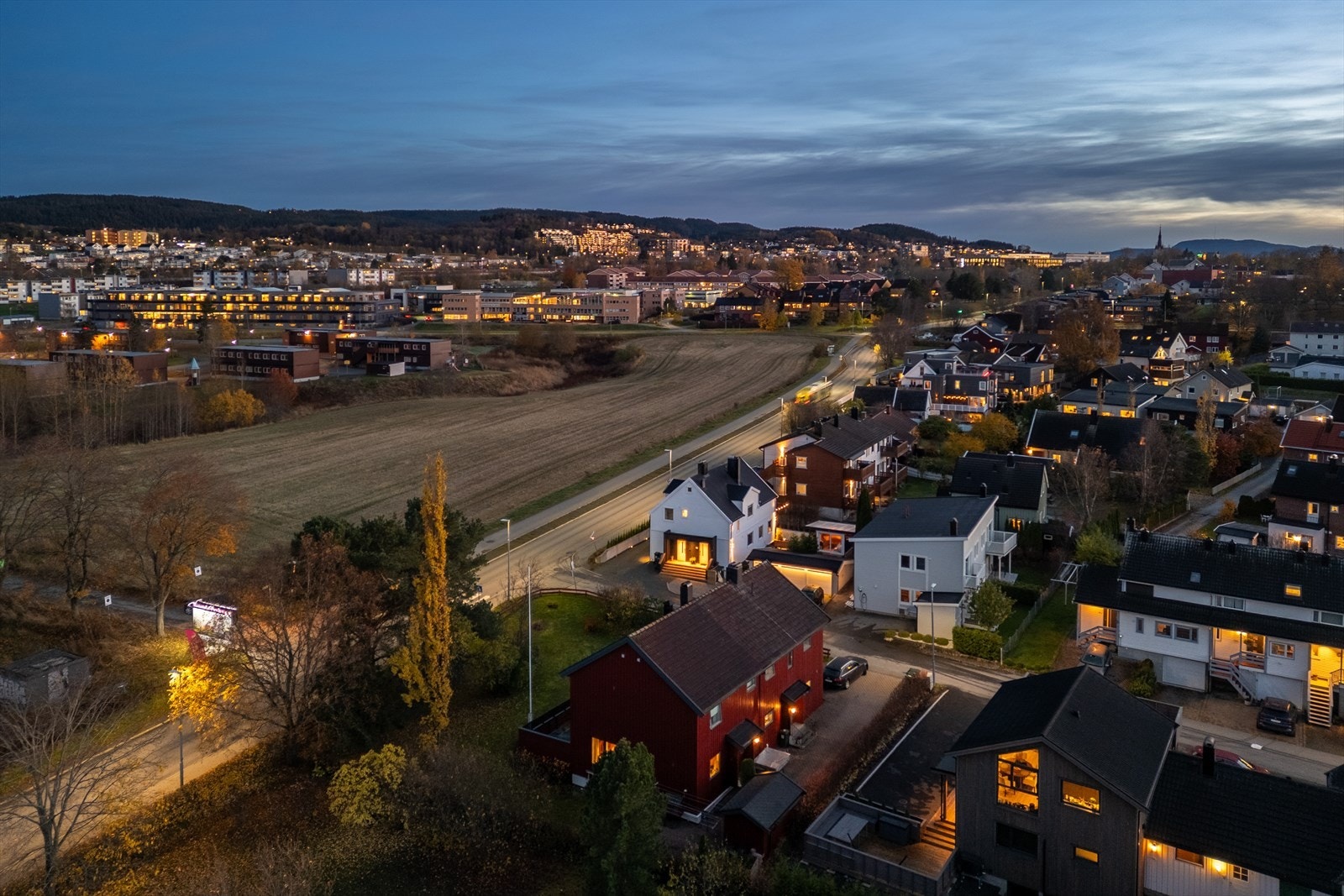 Bygningsmassen er jevnlig vedlikeholdt av eier og fremstår ivaretatt. Boligen er p.t. innredet som enebolig med separat utleiedel. Galleribilde