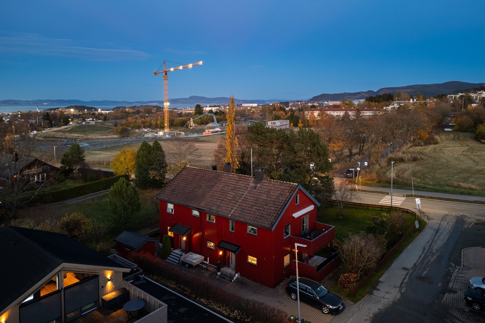 Eiendommen har en tomt på 946m² og en bygningsmasse på 400m² med stort innredning og seksjoneringspotensial. Galleribilde