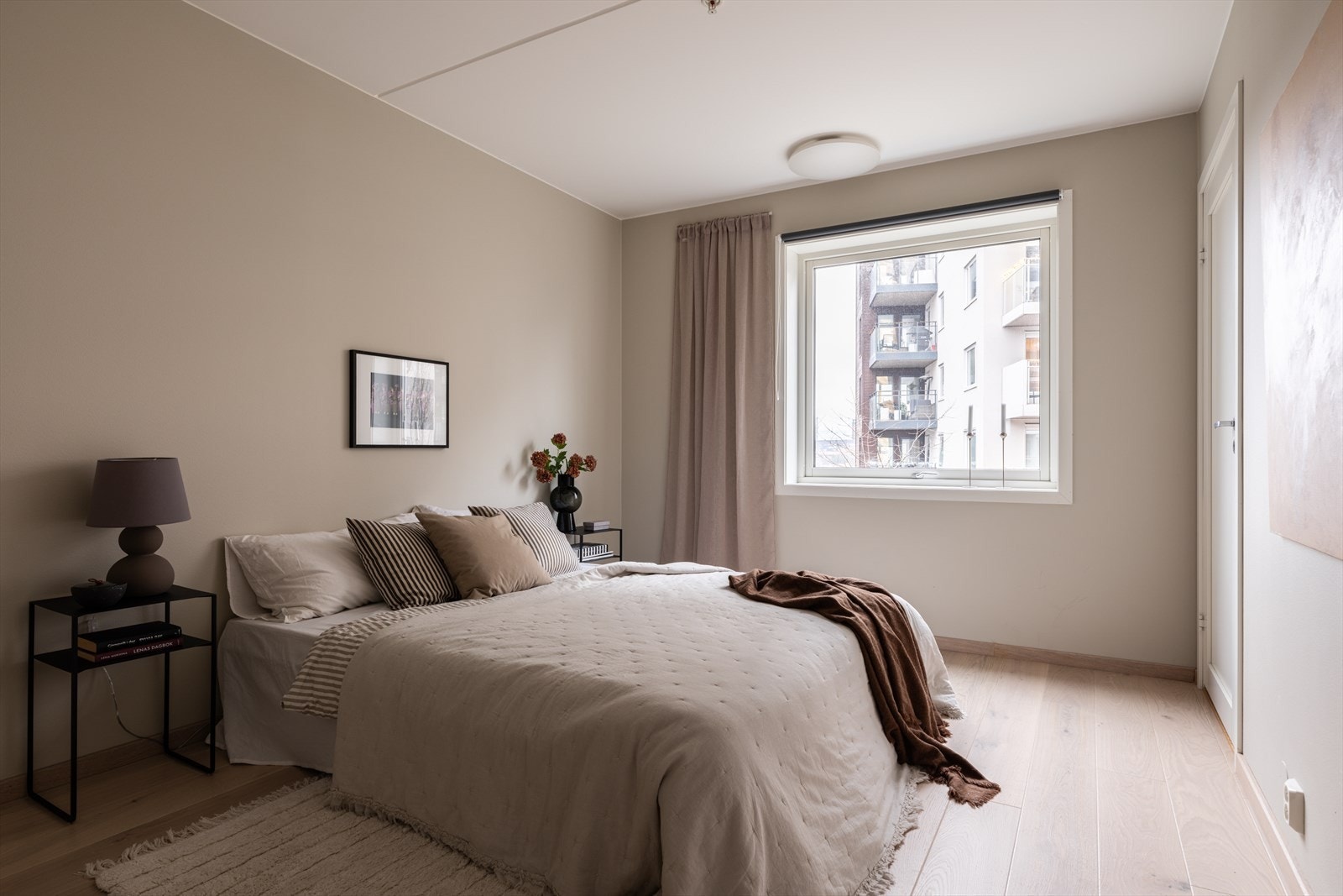 Hovedsoverommet er av god størrelse med plass til dobbeltseng, tilhørende nattbord og kommode om ønskelig. Galleribilde