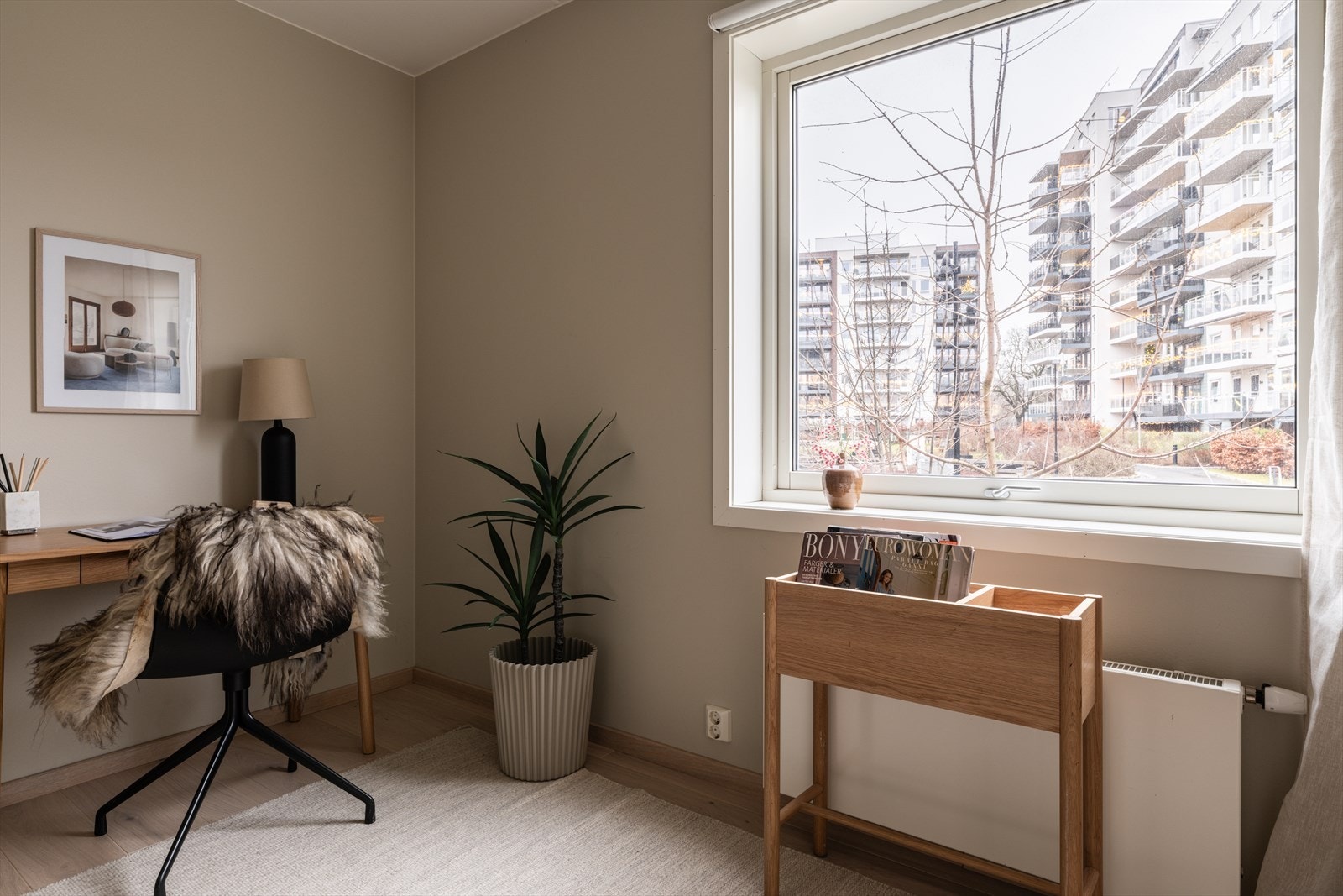 Boligens andre soverom har også plass til seng og nattbord. Galleribilde