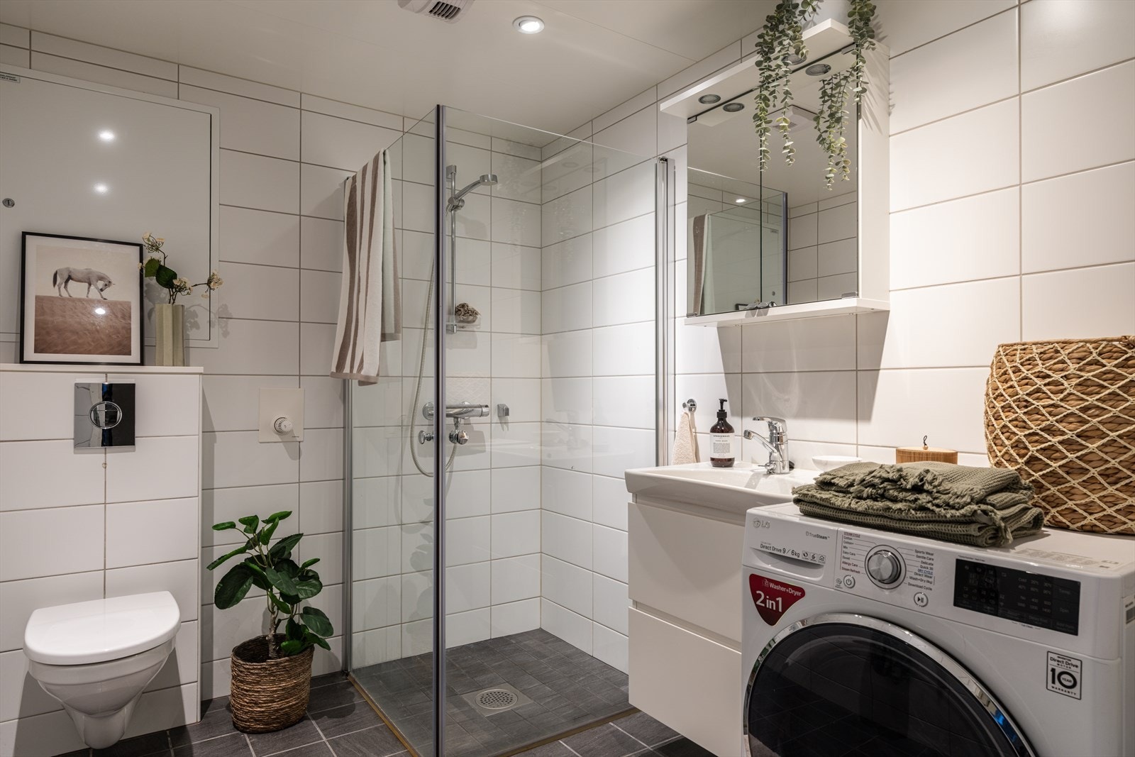 Badet er pent flislagt på gulv og vegger med vannbåren varme i gulvet. Galleribilde