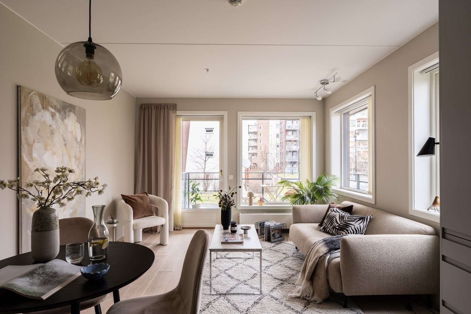 Leiligheten er malt i tidløse og nøytrale nyanser. Galleribilde