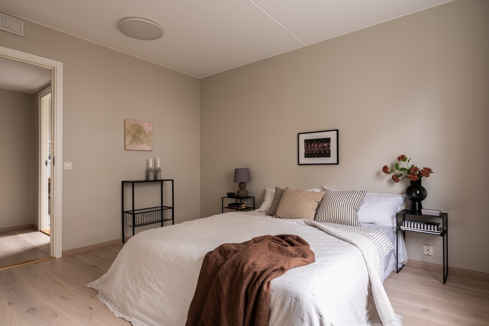 elikat, lunt soverom med god plass til bred dobbeltseng og nattbord. Galleribilde