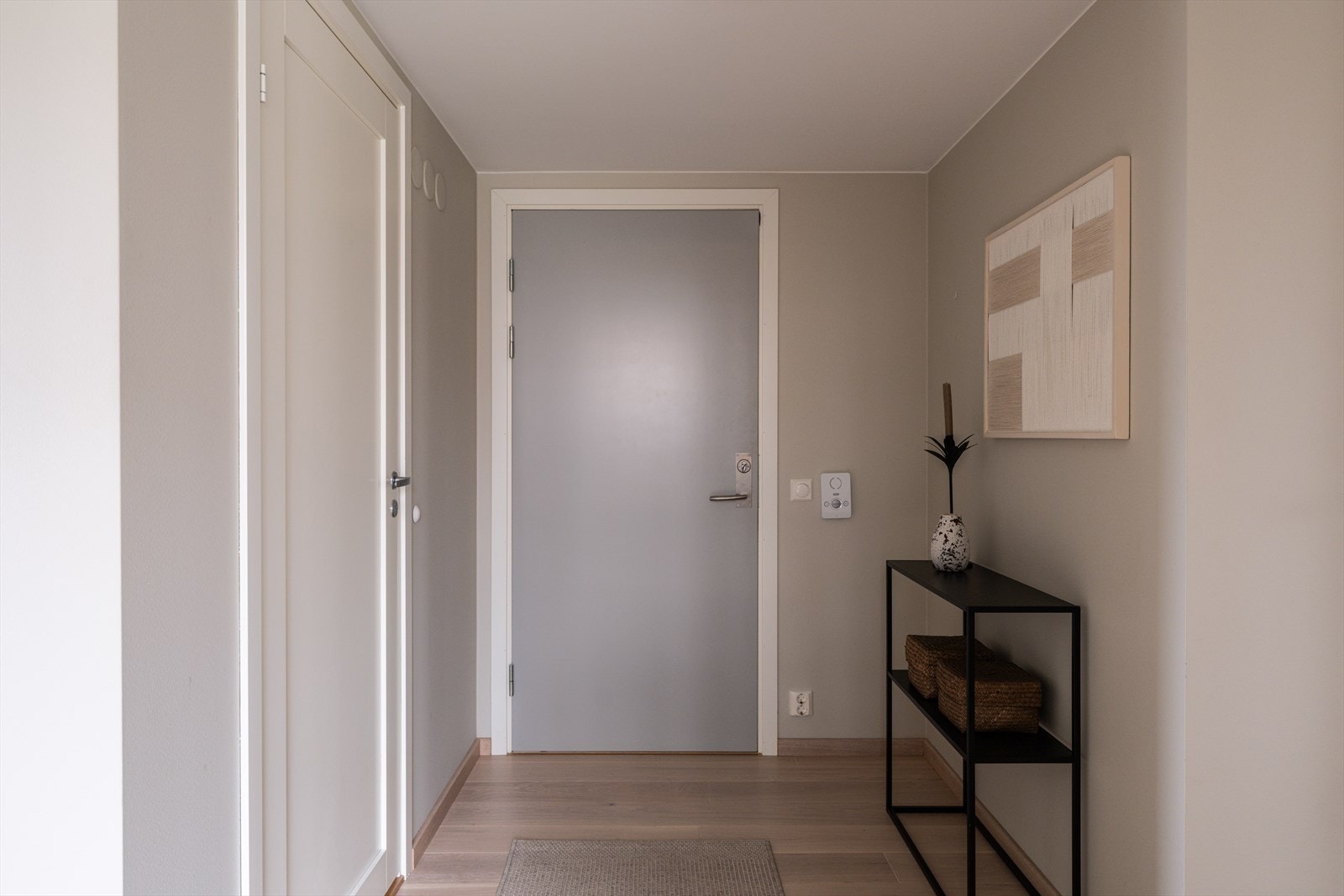 Romslig entré med plass til garderobeskap etc Galleribilde