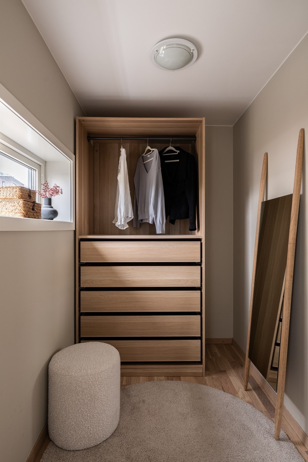 Det er rikelig med oppbevaringsplass i en romslig skap på hovedsoverommet Galleribilde