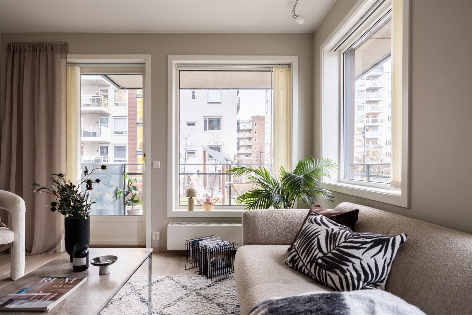 Fra stuen har du utgang til en lun og koselig balkong Galleribilde