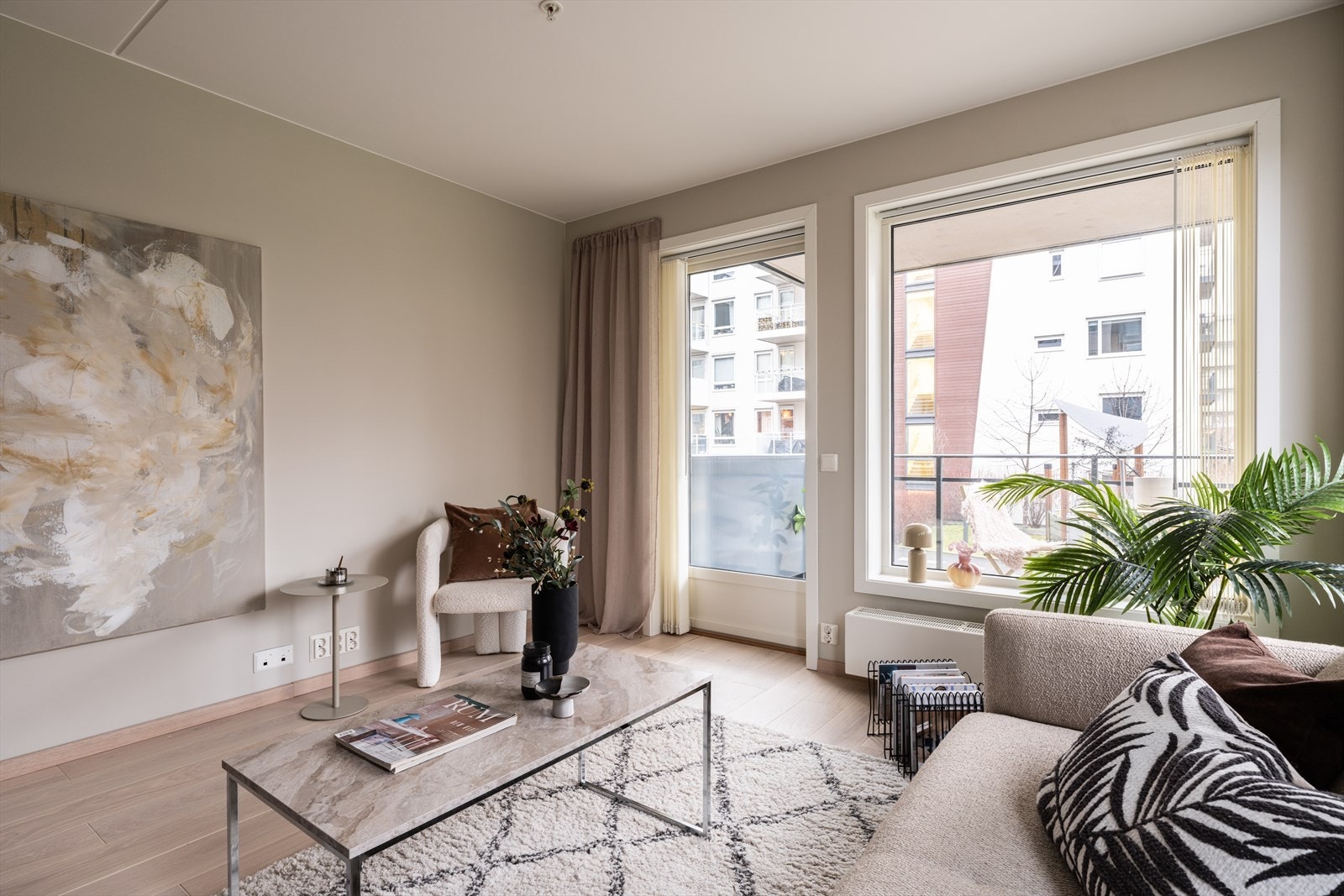 Leiligheten er oppdragert med en flott, enstavs parkett i 2025. Galleribilde