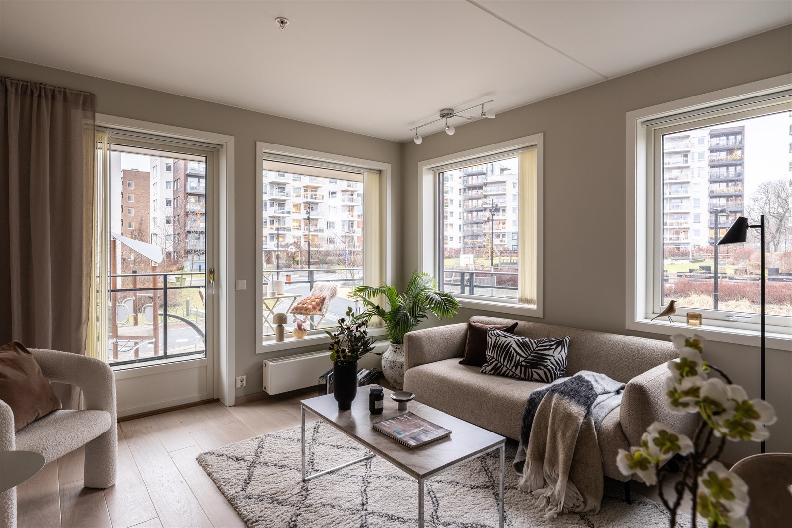 En lekker og strøken 3-roms med en stor balkong, åpen stue- kjøkkenløsning og høy standard. Galleribilde