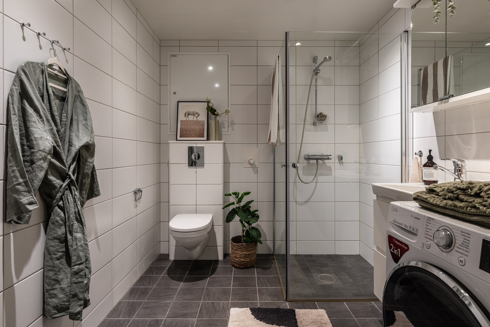 Det er både plass og opplegg for vaskemaskin. Galleribilde