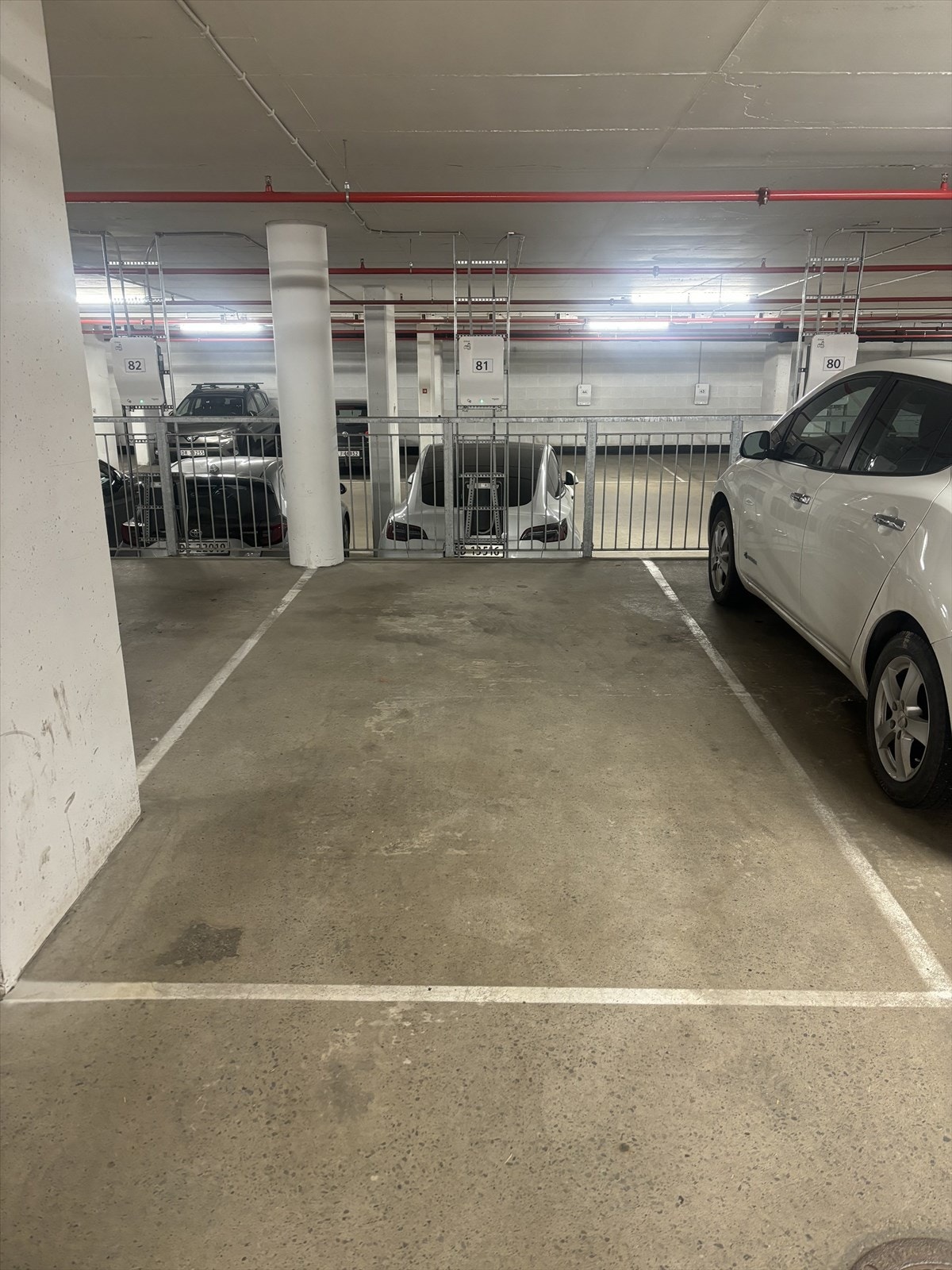 Garasjeplass med lader Galleribilde