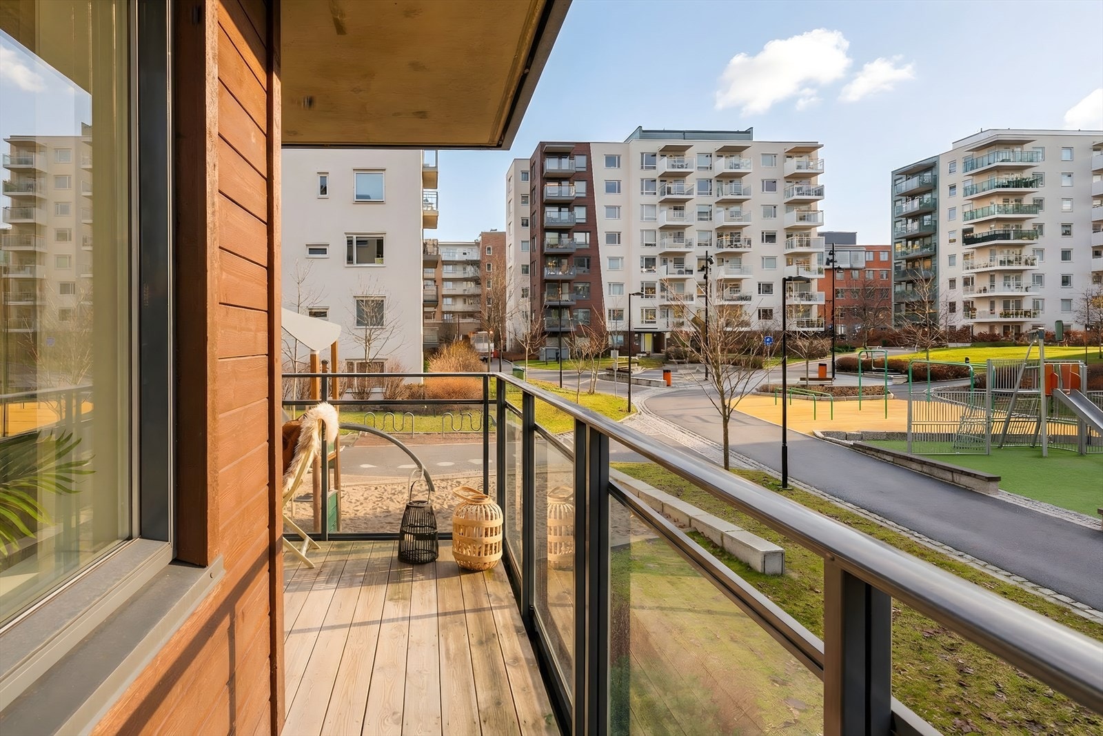 Balkongen er overbygd, noe som gjør at den også kan brukes de dagene det regner. Galleribilde