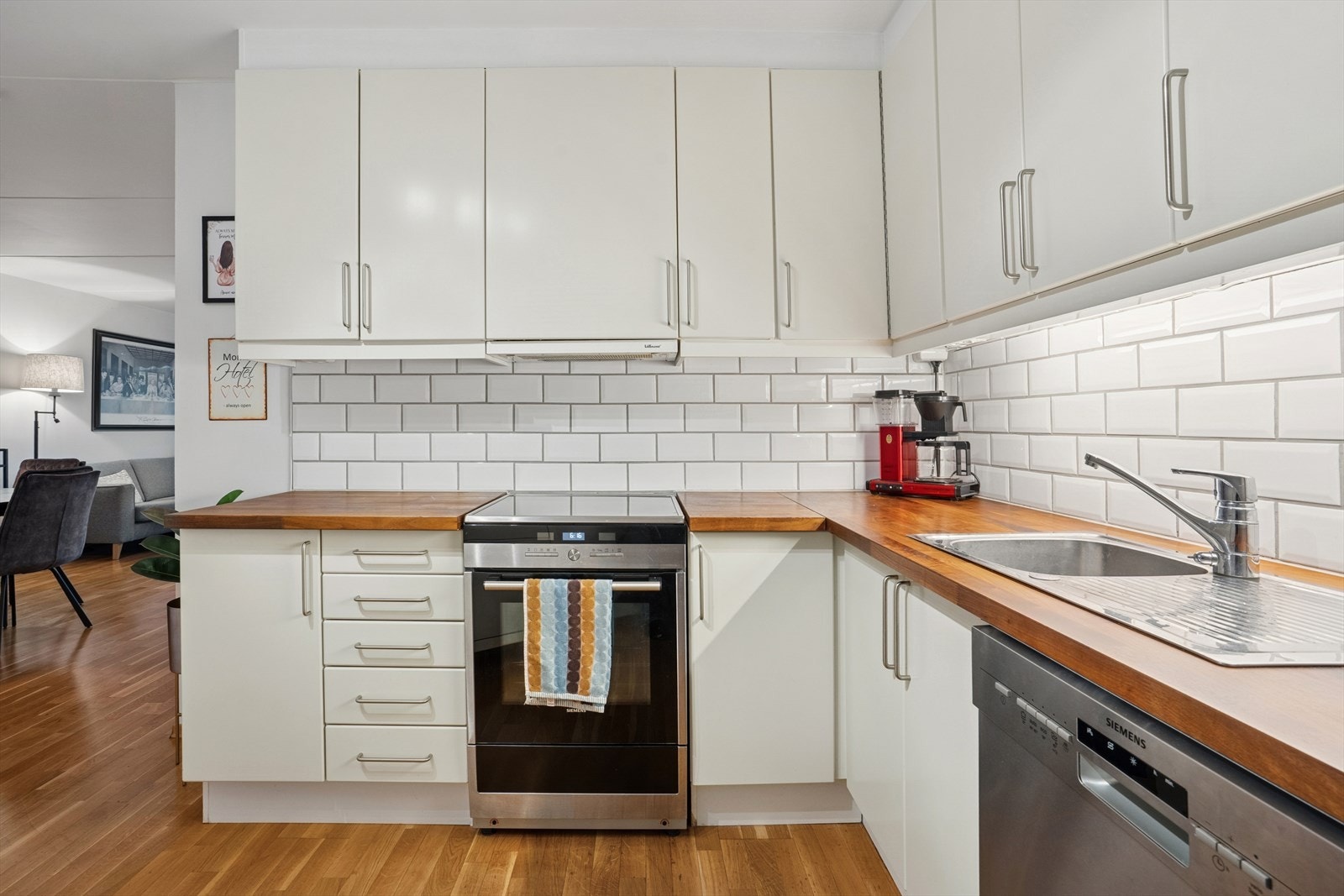 Hvitevarer inkluderer frittstående komfyr, oppvaskmaskin og kjøl/frys. Galleribilde