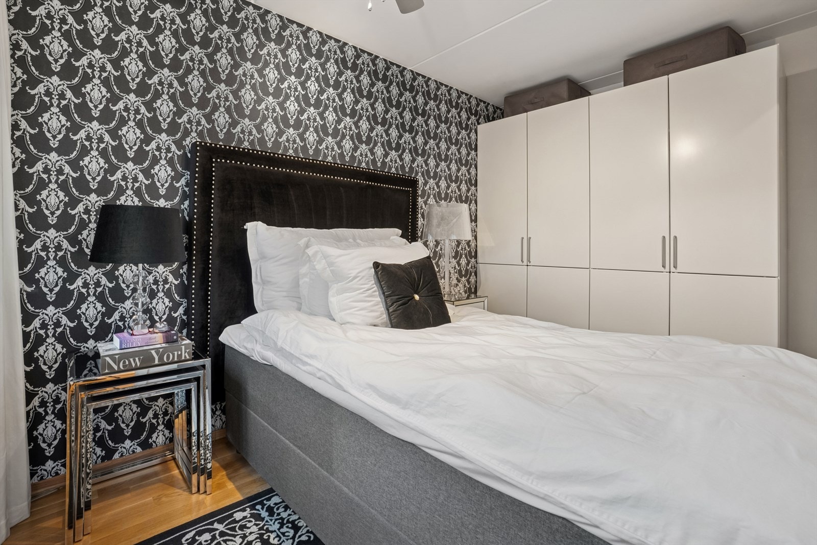 Her er det god plass til seng med tilhørende nattbord og garderobeskap. Galleribilde