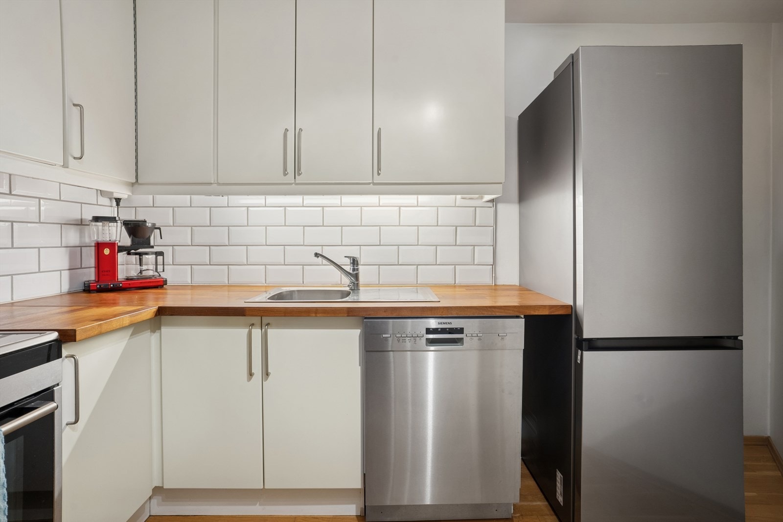 Kjøkkeninnredningen har glatte fronter og laminatbenkeplate, samt oppvaskkum i stål. Galleribilde