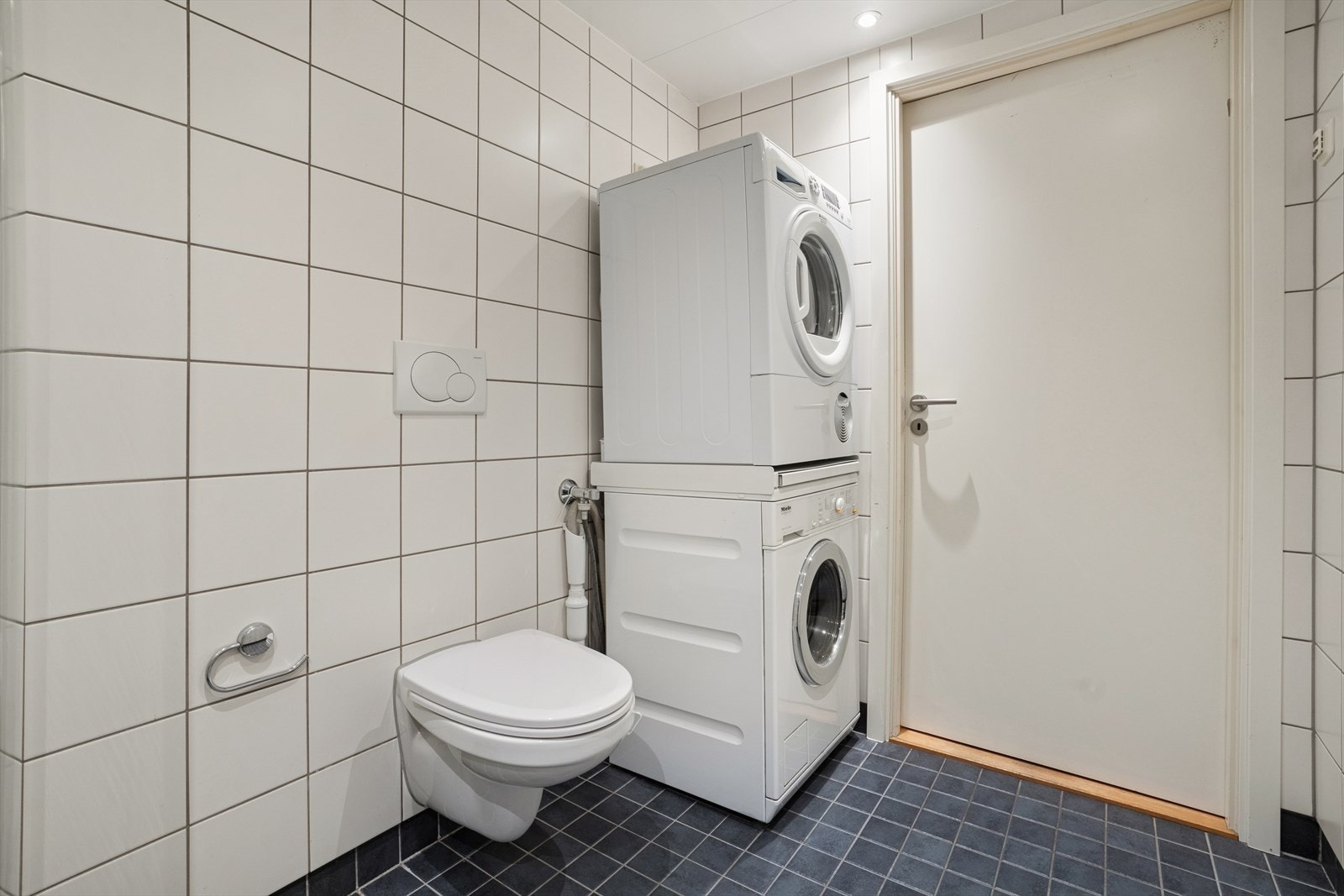 Det er også opplegg for vaskemaskin og tørketrommel, som gjør baderommet både praktisk og funksjonelt. Galleribilde