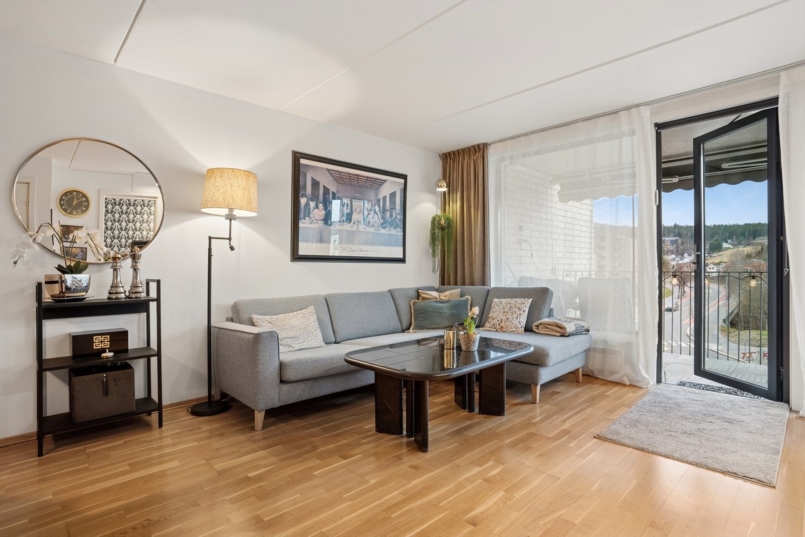 Store vindusflater, nesten fra gulv til tak, slipper inn rikelig med naturlig lys, og på sommerhalvåret fungerer balkongen som en fin forlengelse av stuen. Galleribilde