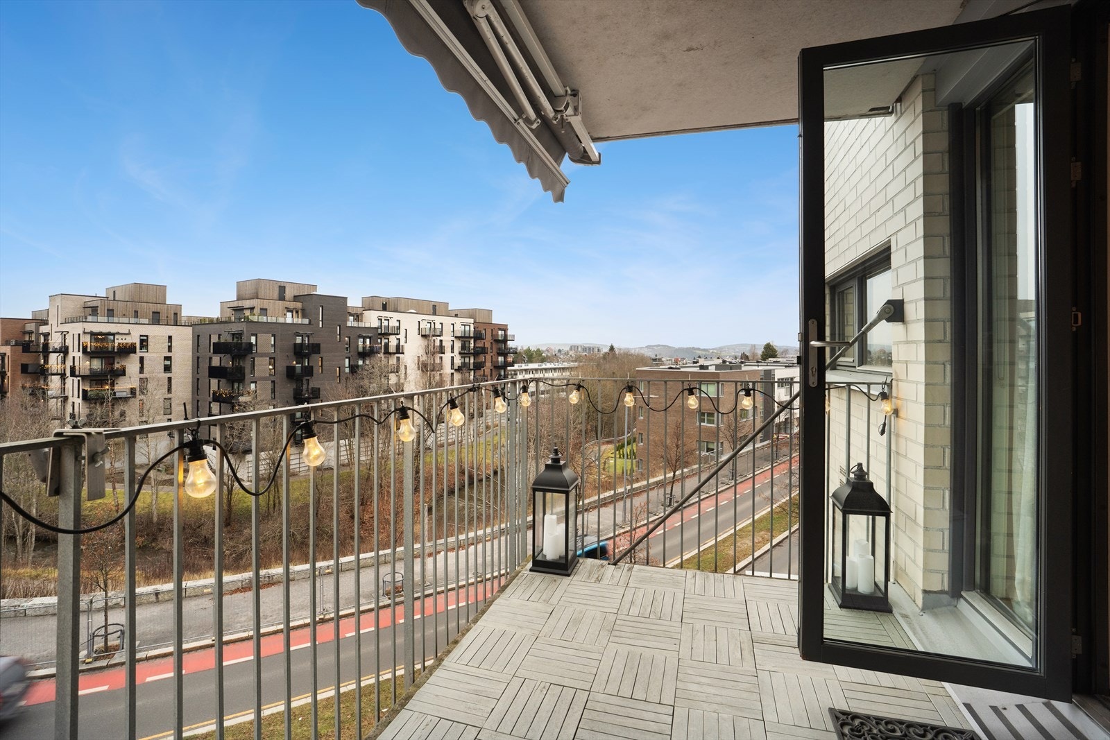 Her har du god plass til sittegruppe med tilhørende møblement. Galleribilde