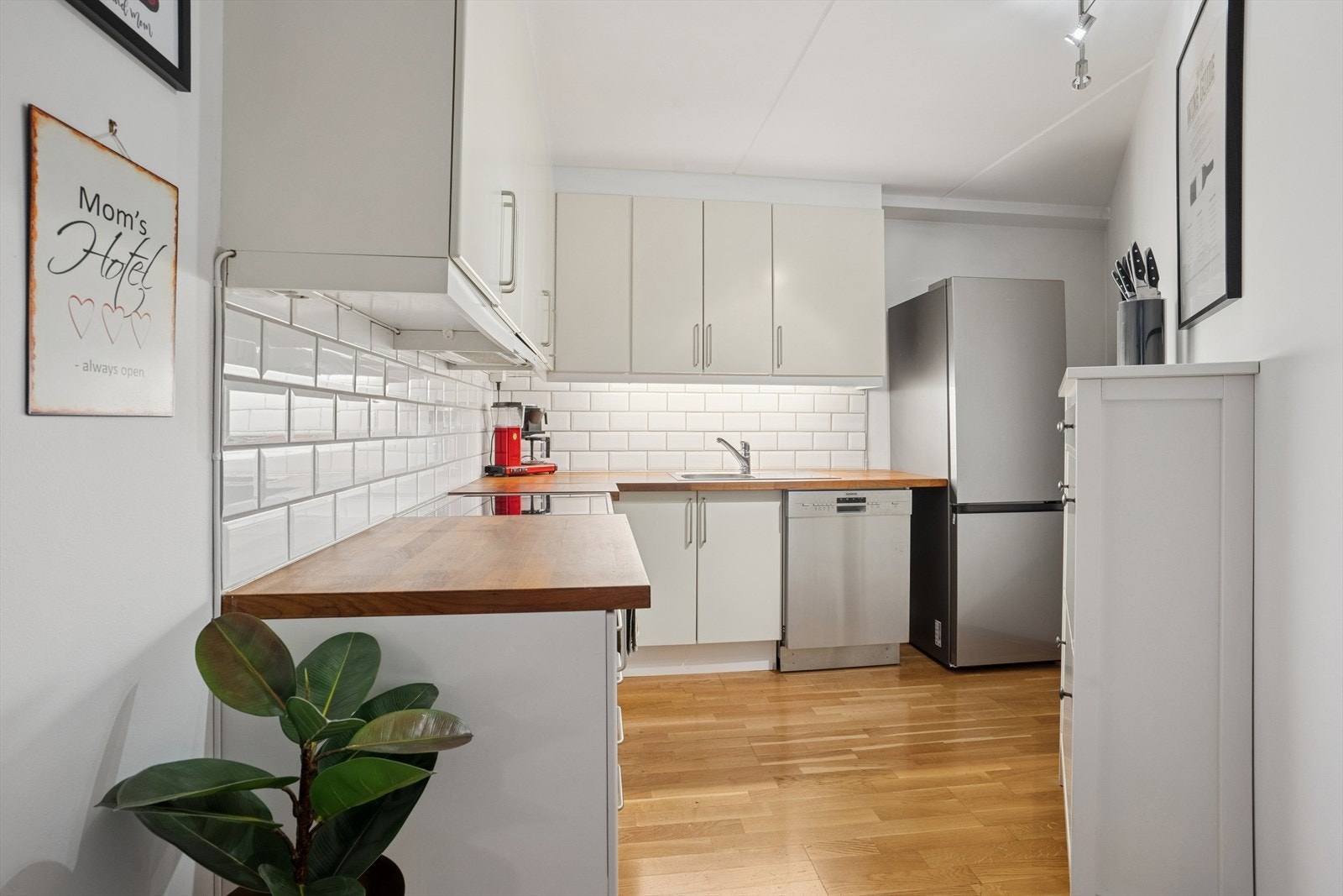 Romslig kjøkken med godt med skap- og benkeplass. Galleribilde