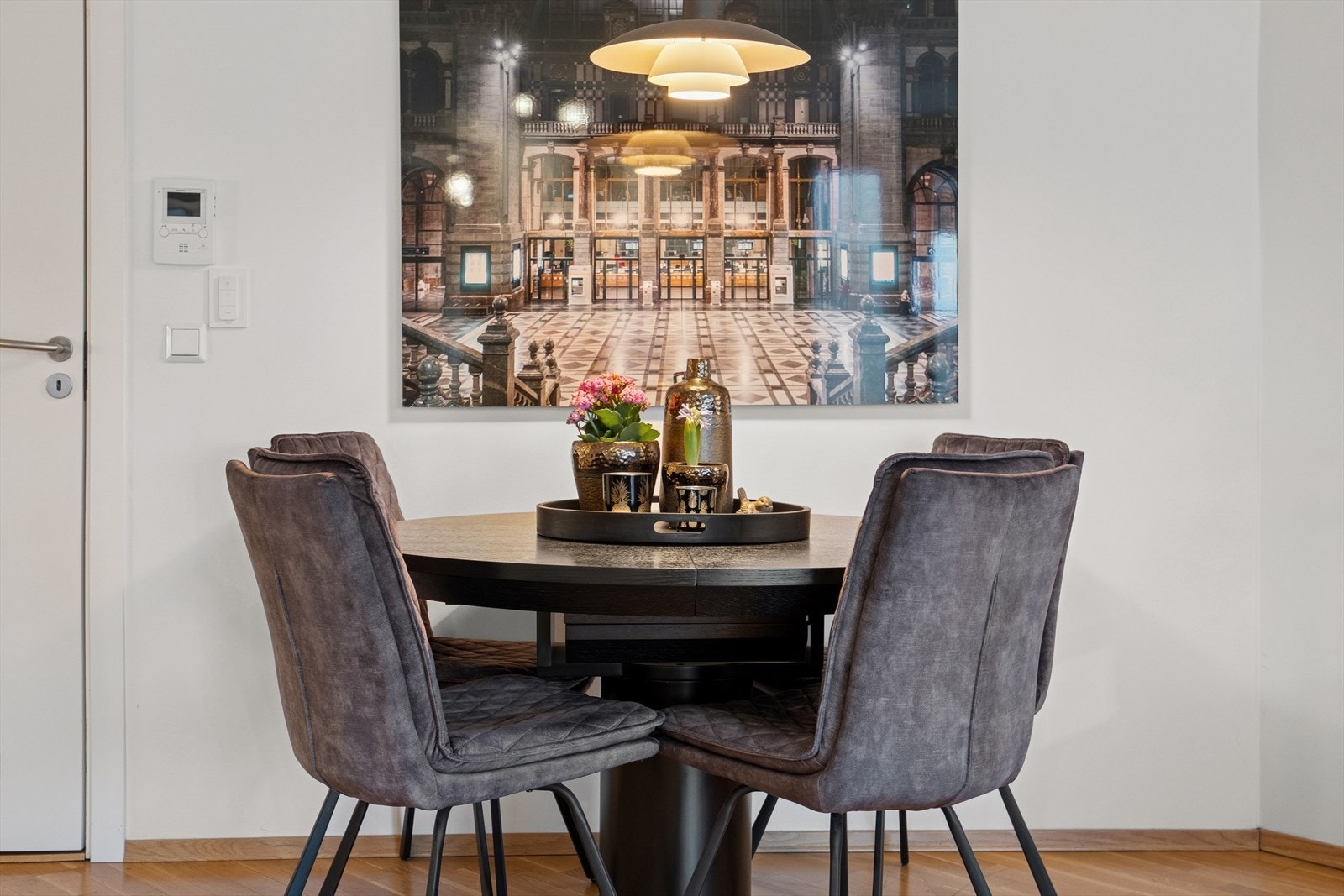 God plass til spisebord med tilhørende stoler. Galleribilde