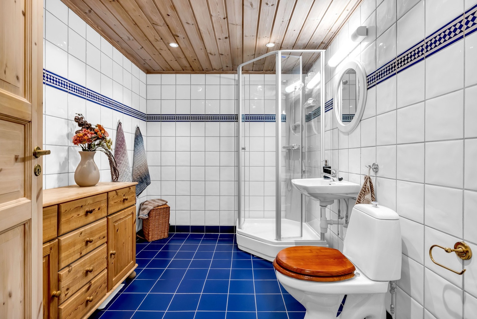 Leiligheten har et stort flislagt bad med varmekabler i gulv Galleribilde