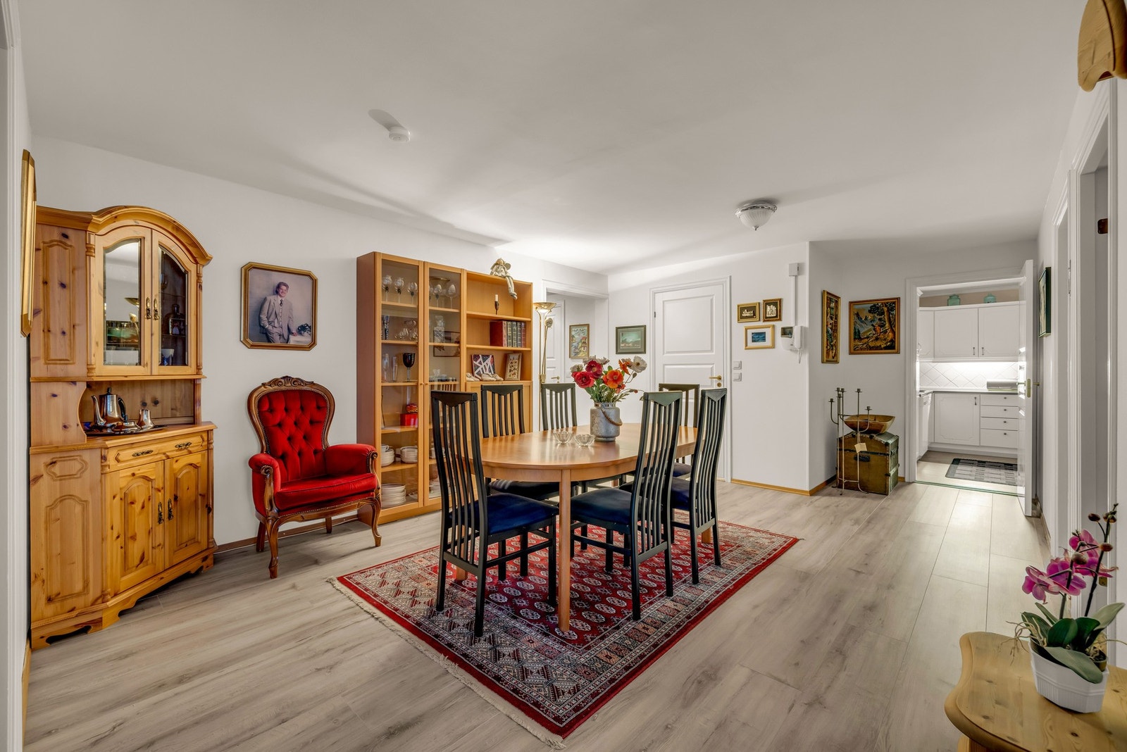 Her er det god plass til å verte opp for familie og venner! Galleribilde