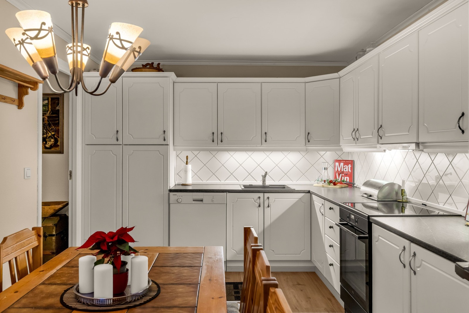 En stor benkeplate og godt med skapplass skaper et funksjonibelt og arbeidsvennlig kjøkken Galleribilde