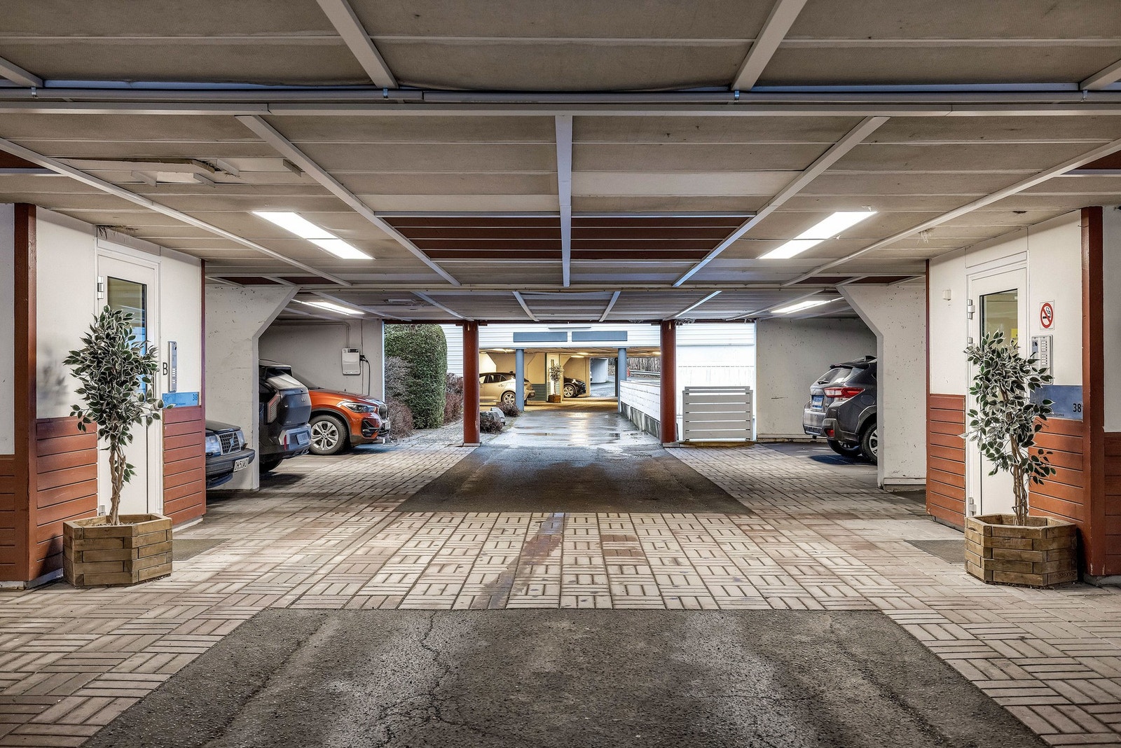 Med leiligheten medfølger det biloppstillingsplass i felles garasjeanlegg - Rett ved inngangspartiet Galleribilde