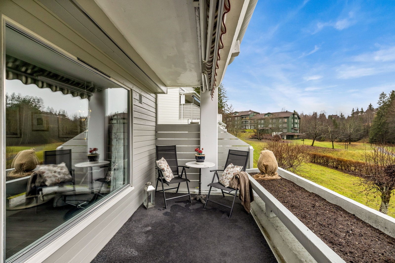 På terrassen er det god plass til sittegruppe, grill og annet ønsket utemøblement Galleribilde