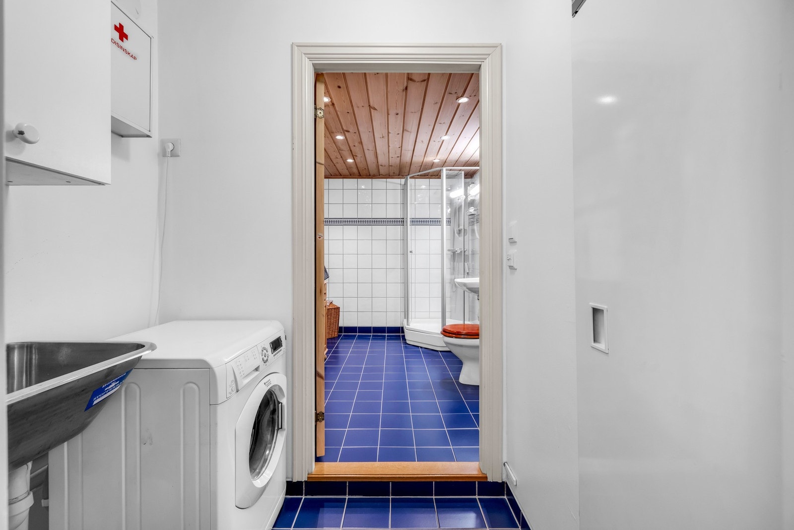 I tilknytning til det store badet er det eget vaskerom som gir en mer praktisk løsning Galleribilde