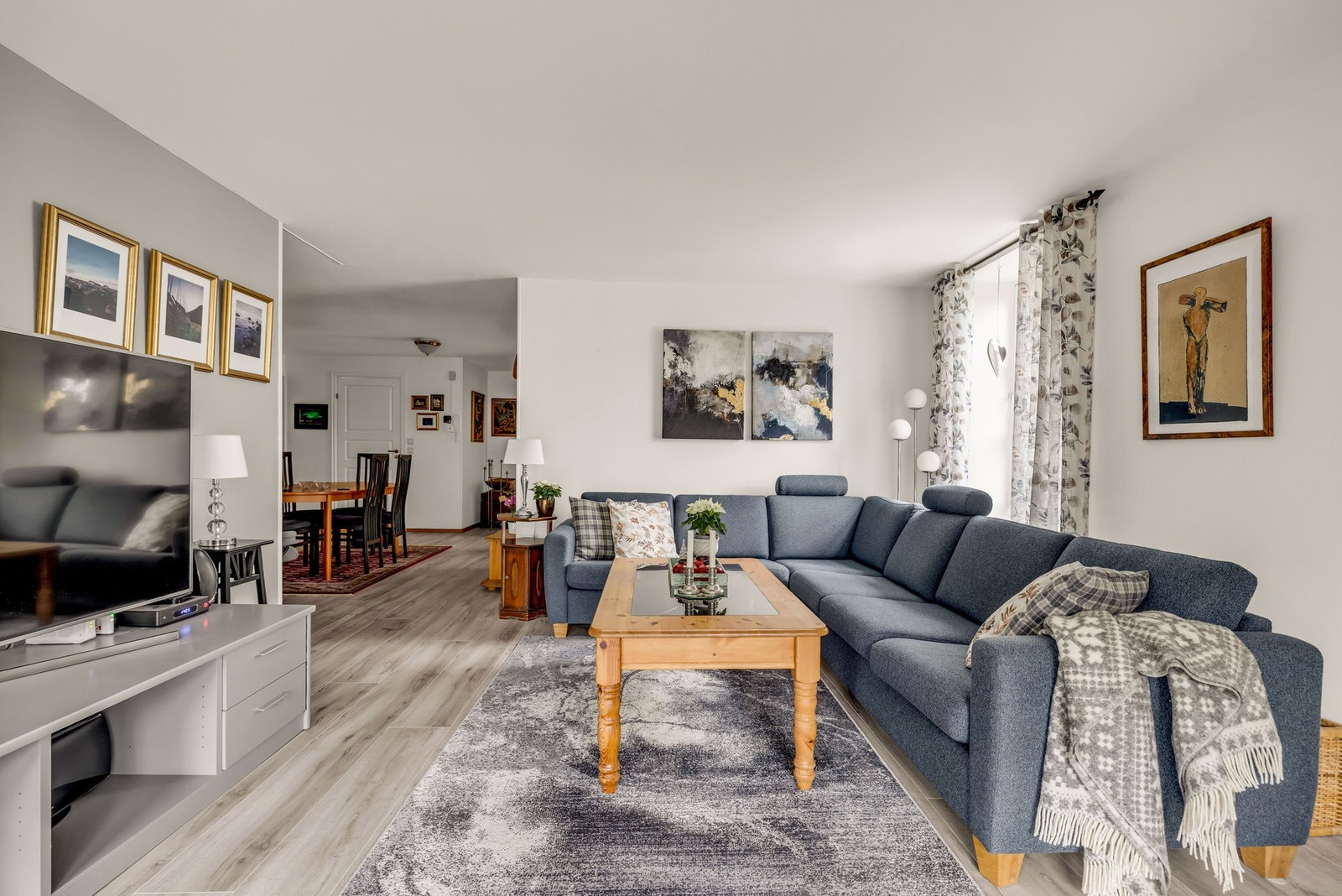 Videre har leiligheten en lys og luftig stue med gode møbleringsmuligheter Galleribilde