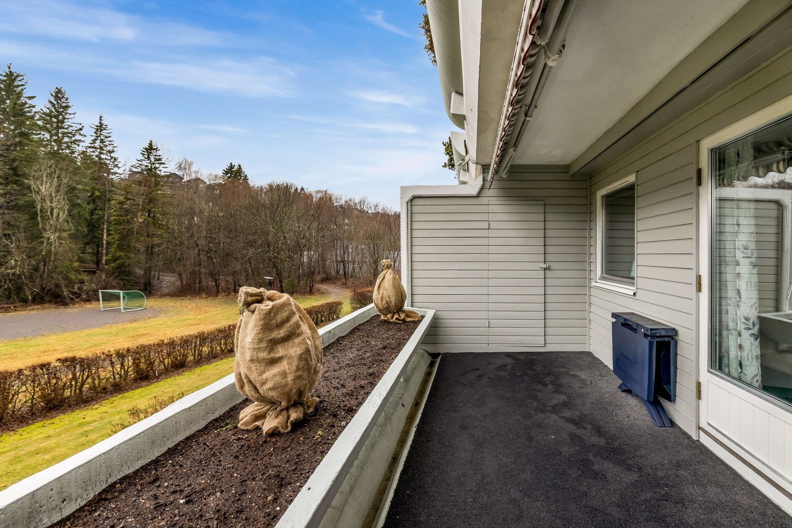 Fra stuen er det utgang til leilighetens flotte sydvendte terrasse Galleribilde
