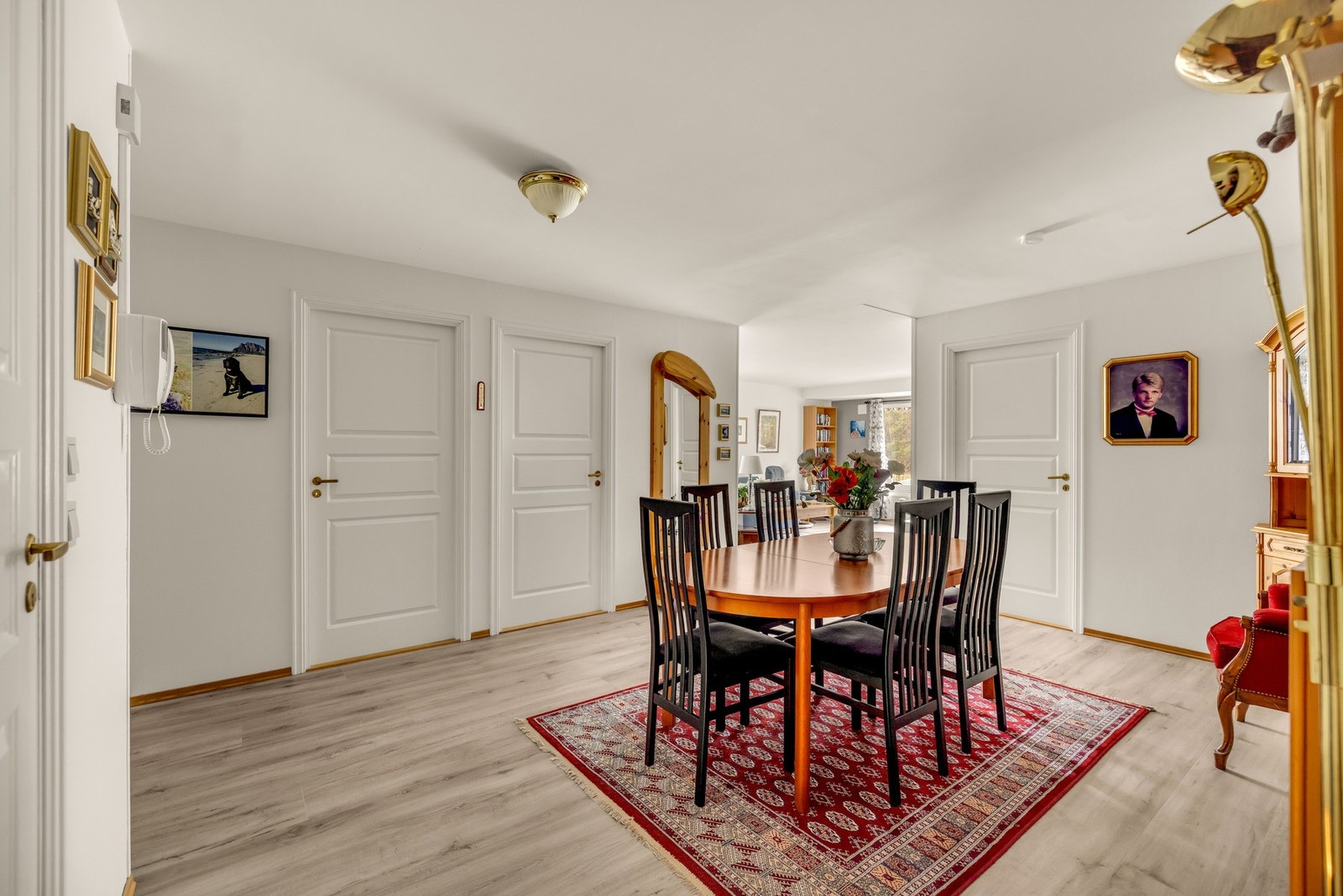 Det er delvis åpen løsning mellom spisestue og stuen Galleribilde