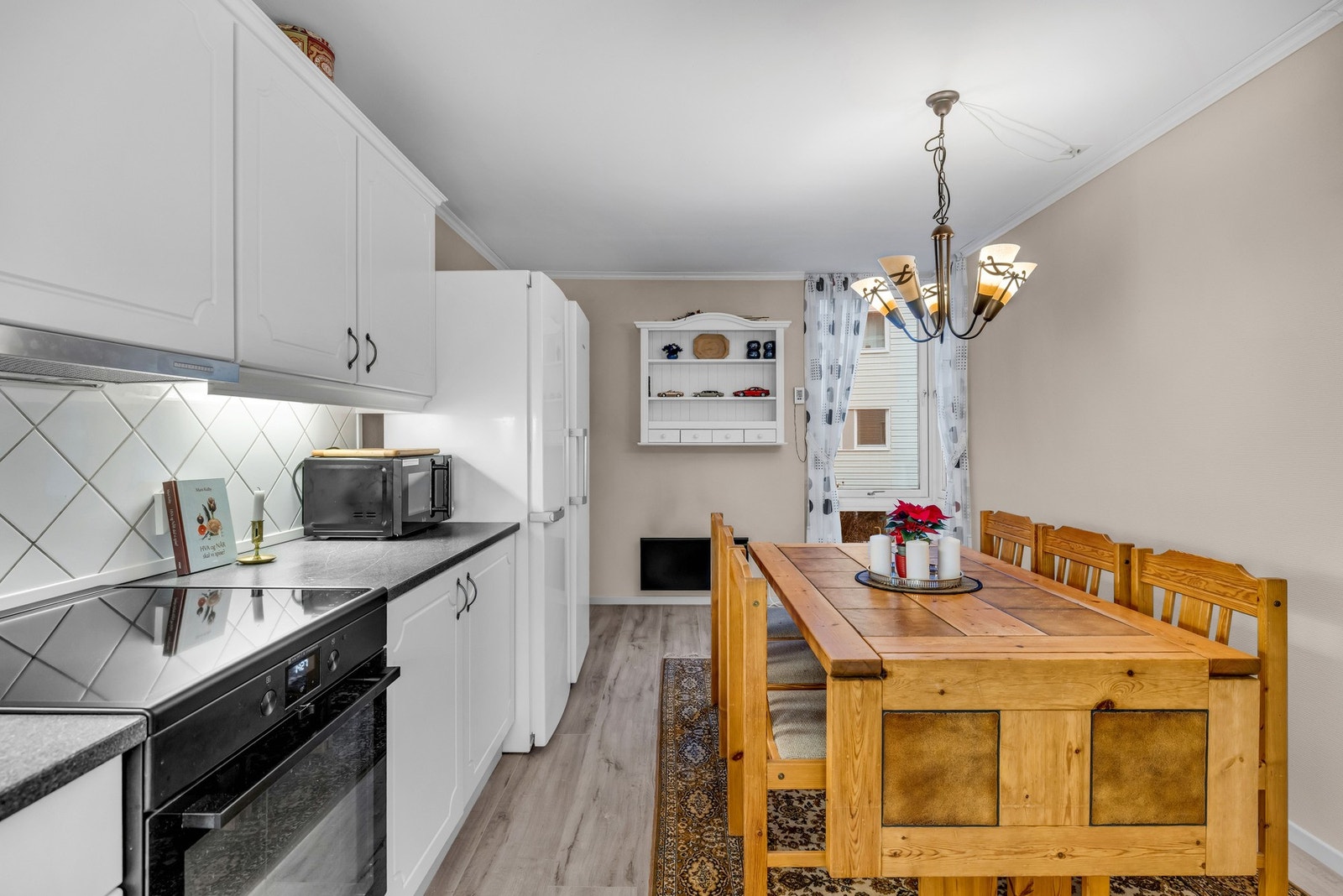 I tilknytning til kjøkkenet er det god plass til å innrede med ønsket spisegruppe Galleribilde