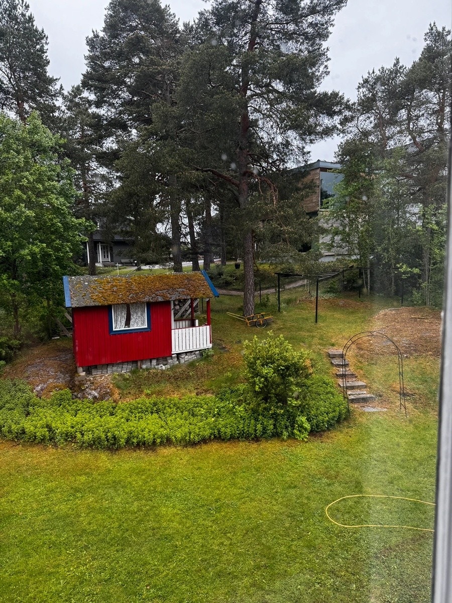 Dukkestue i hagen Galleribilde