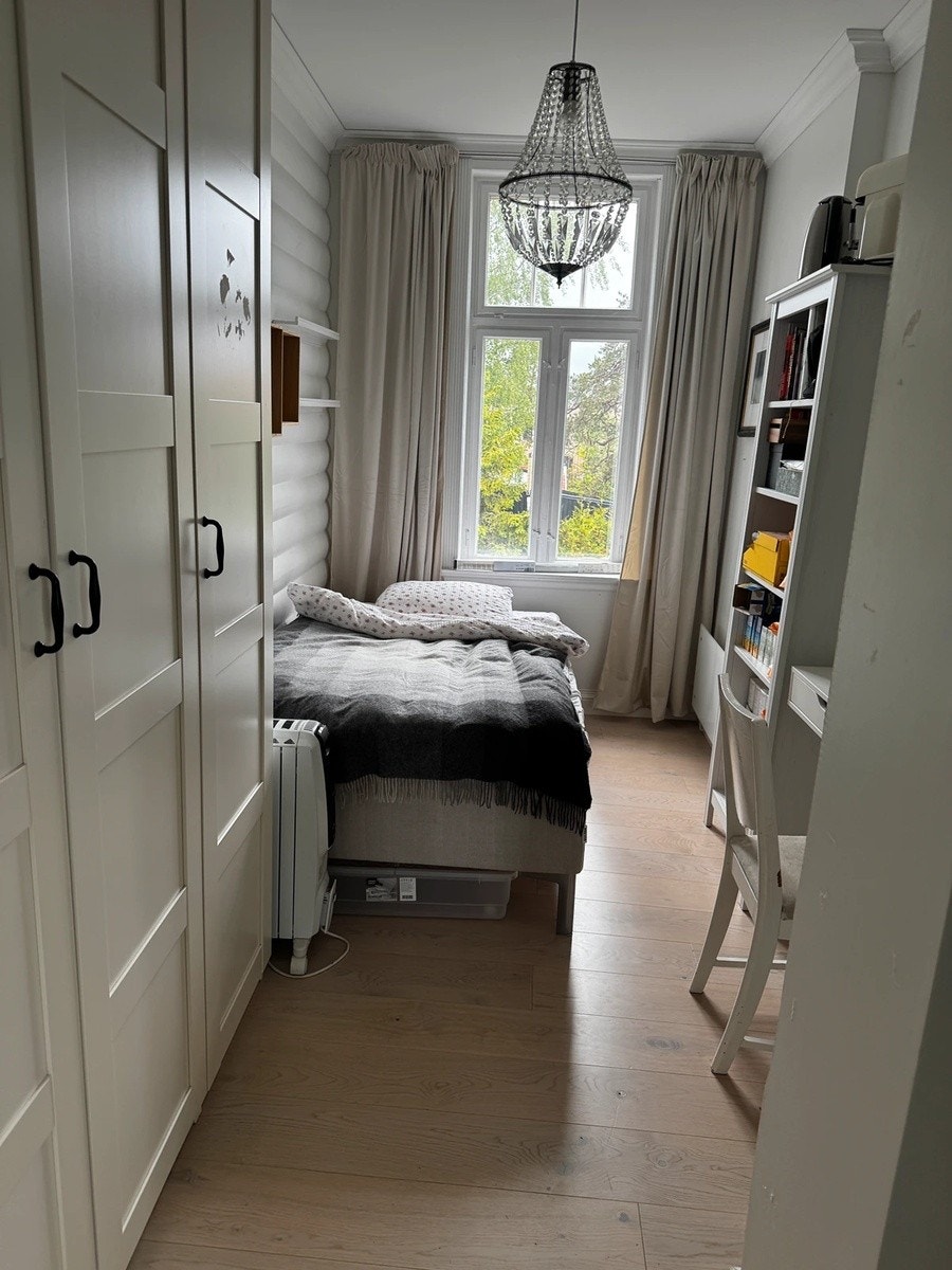 sov 1- garderobeskap Galleribilde