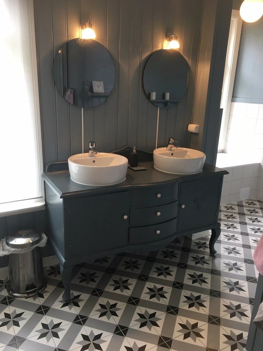 Badet (15 kvm m badekar og dusj) Galleribilde