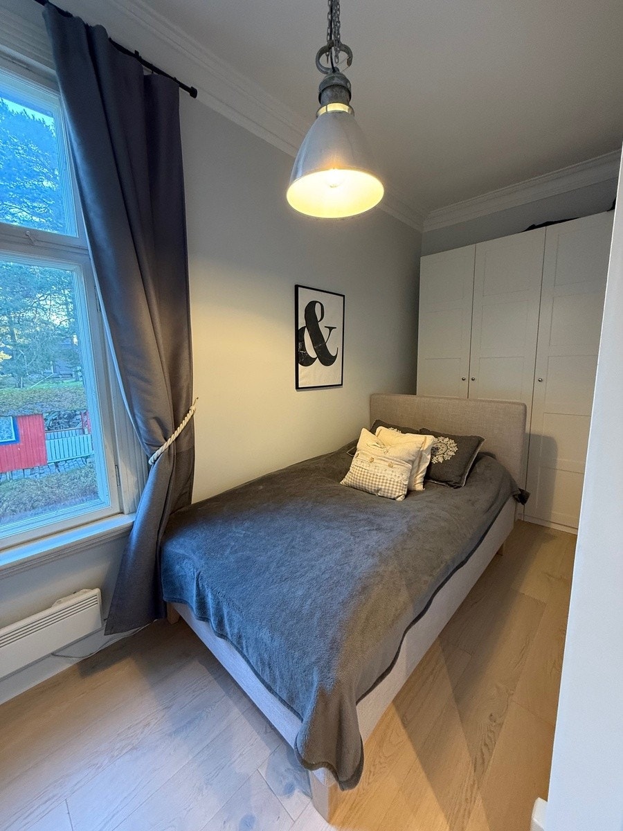 Sov 2 med 120-bred seng og garderobeskap Galleribilde