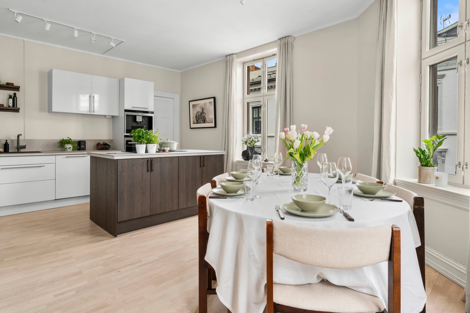 Kjøkkenrommet er et herlig og luftig hjørnerom med god plass til stort spisebord og annet møblement Galleribilde