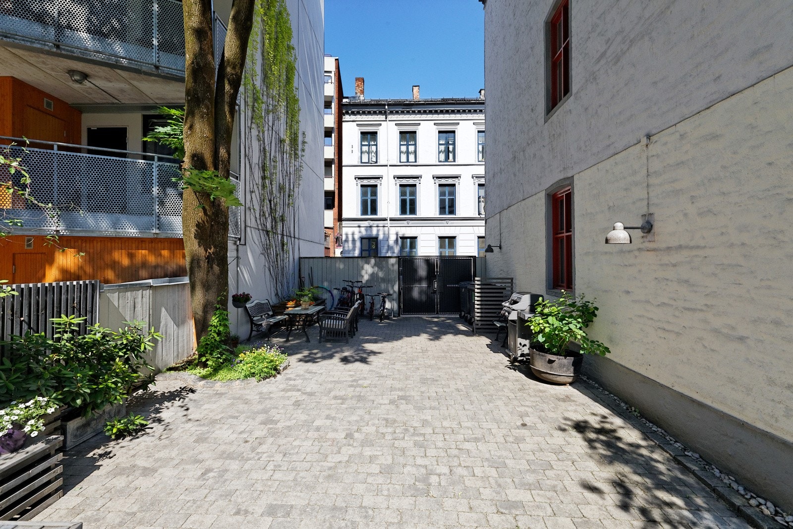 Pen bakgård med sykkelparkering Galleribilde