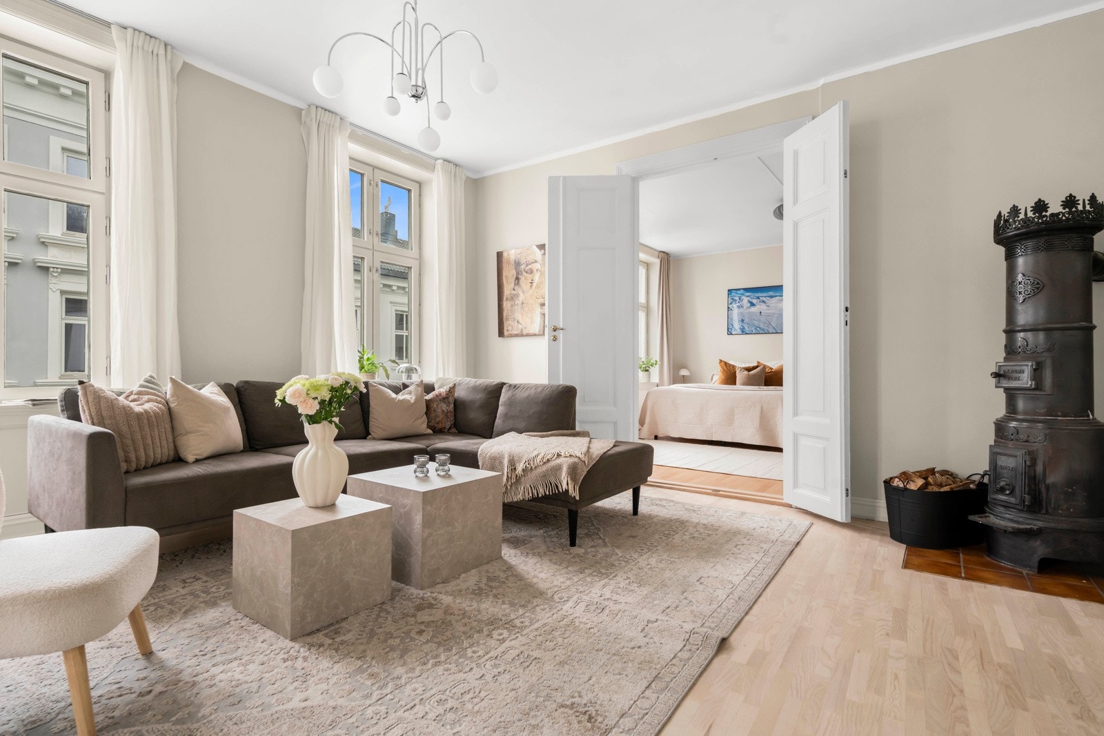 God takhøyde på ca. 2,79 meter og den åpne planløsningen skaper en luftig atmosfære Galleribilde