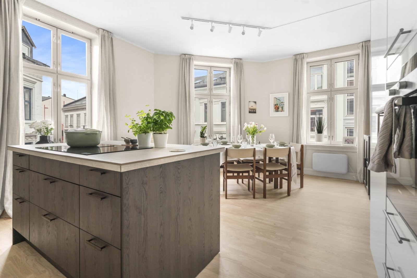 Kjøkkenet har tre store vindusflater som slipper inn rikelig med lys Galleribilde