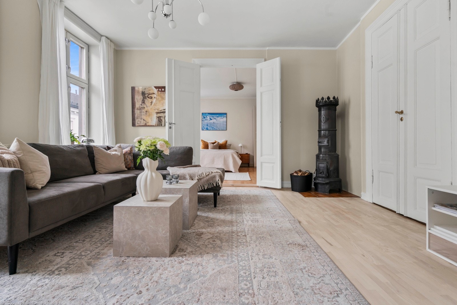 I stuen er det en vakker, eldre støpejernsovn som tilfører både sjarm og karakter til rommet Galleribilde