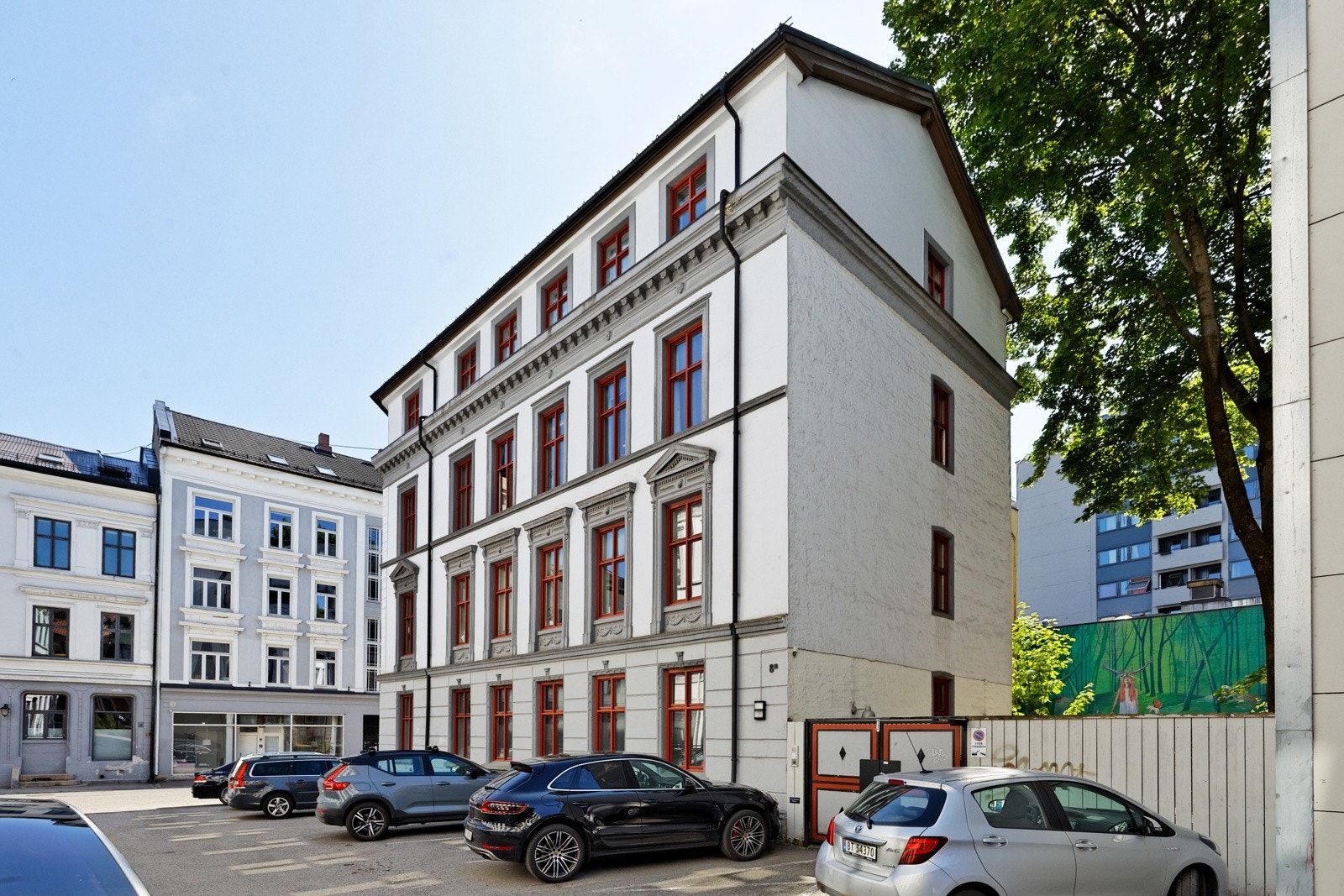 Rett utenfor bygget disponerer leiligehten en parkeringsplass Galleribilde