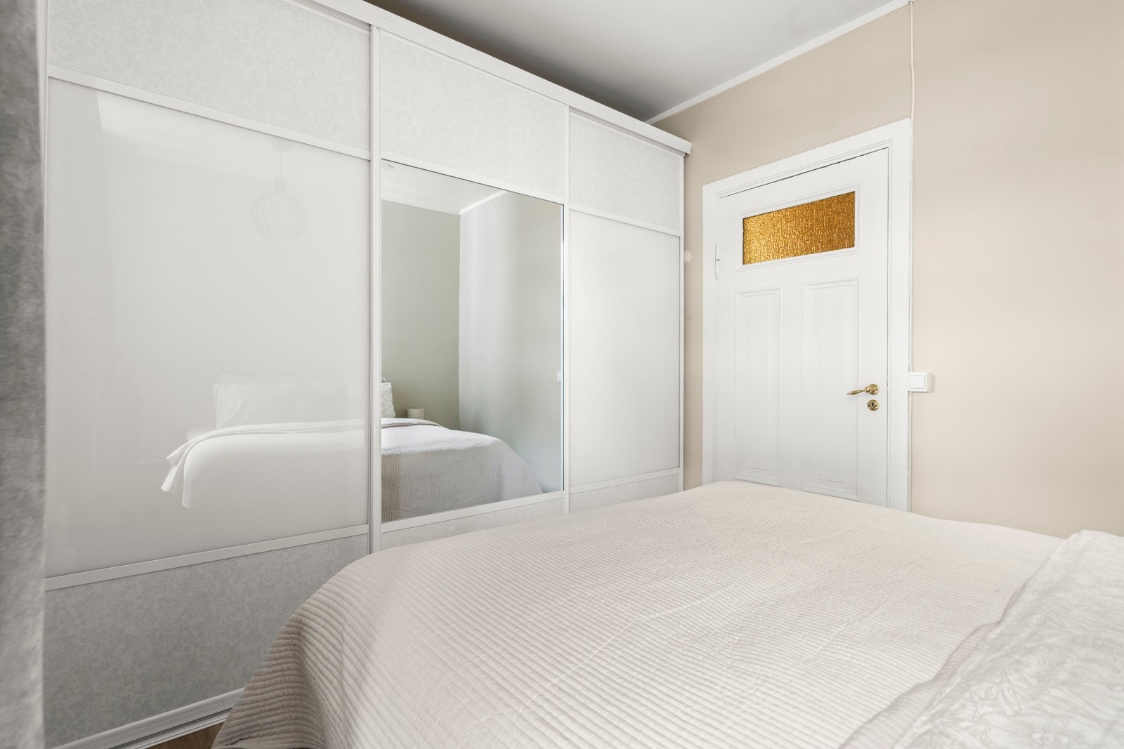 Det er god plass til seng og oppbevaring av klær i skyvedørsgarderobe Galleribilde