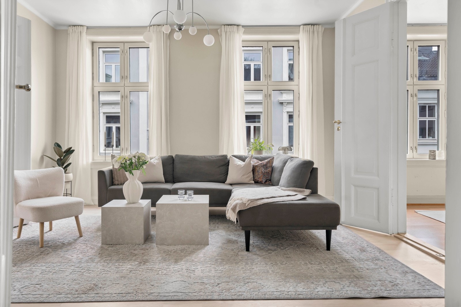 Leiligheten byr på en elegant og romslig stue med store vindusflater som slipper rikelig med lys inn Galleribilde