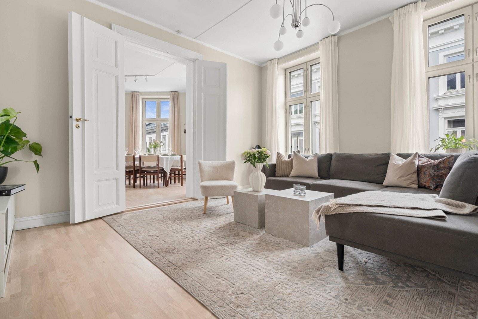 Ida Myhrvold v/PrivatMegleren Aksept har gleden av å ønske velkommen til denne lyse og klassiske hjørneleiligheten i Bjerregaards gate 8A! Foto: Elena Tamnes Galleribilde