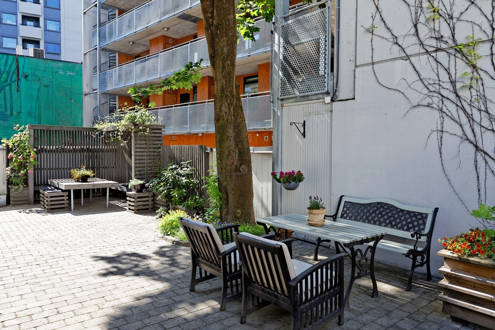 Det er flere sittegrupper for beboere i bakgården Galleribilde