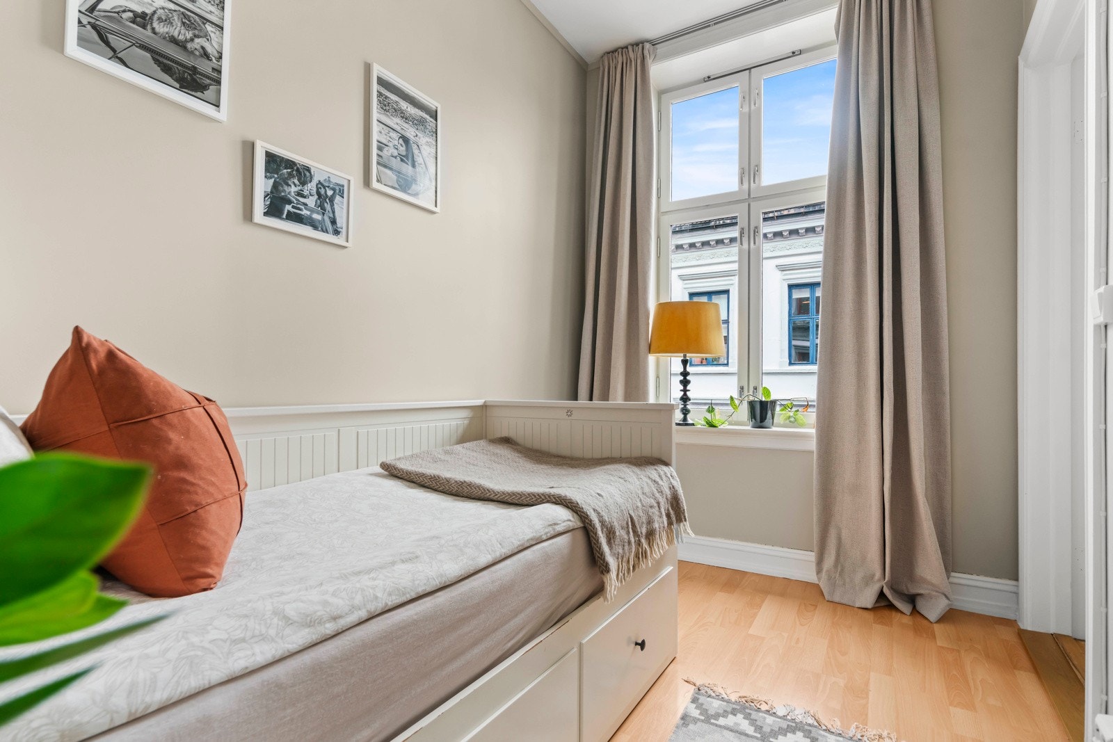 Hyggelig soverom med plass til seng og skap ved behov Galleribilde