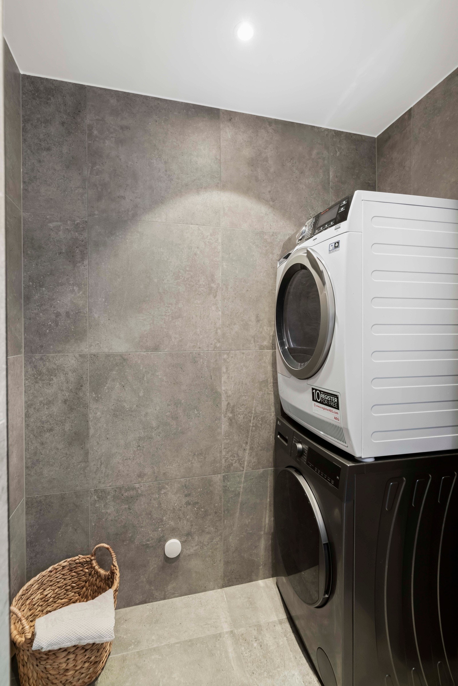 Meget god plass til både vaskemaskin og tørketrommel Galleribilde