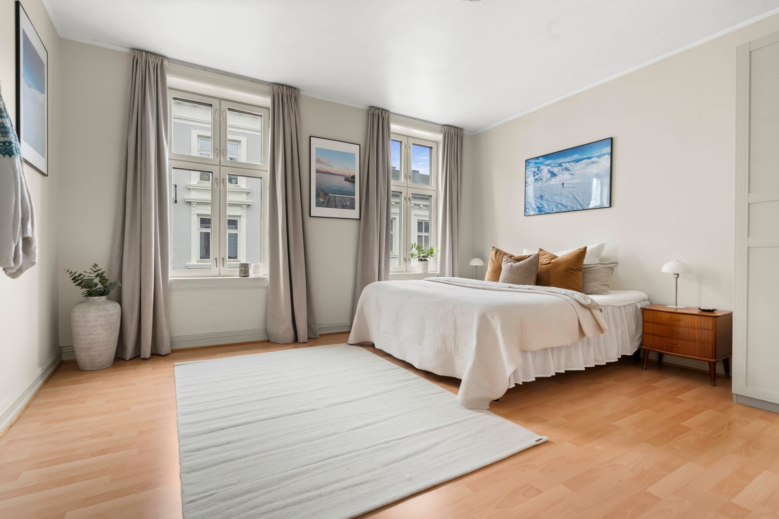 Stort hovedsoverom med god plass til seng, garderobeskap og annet møblement Galleribilde